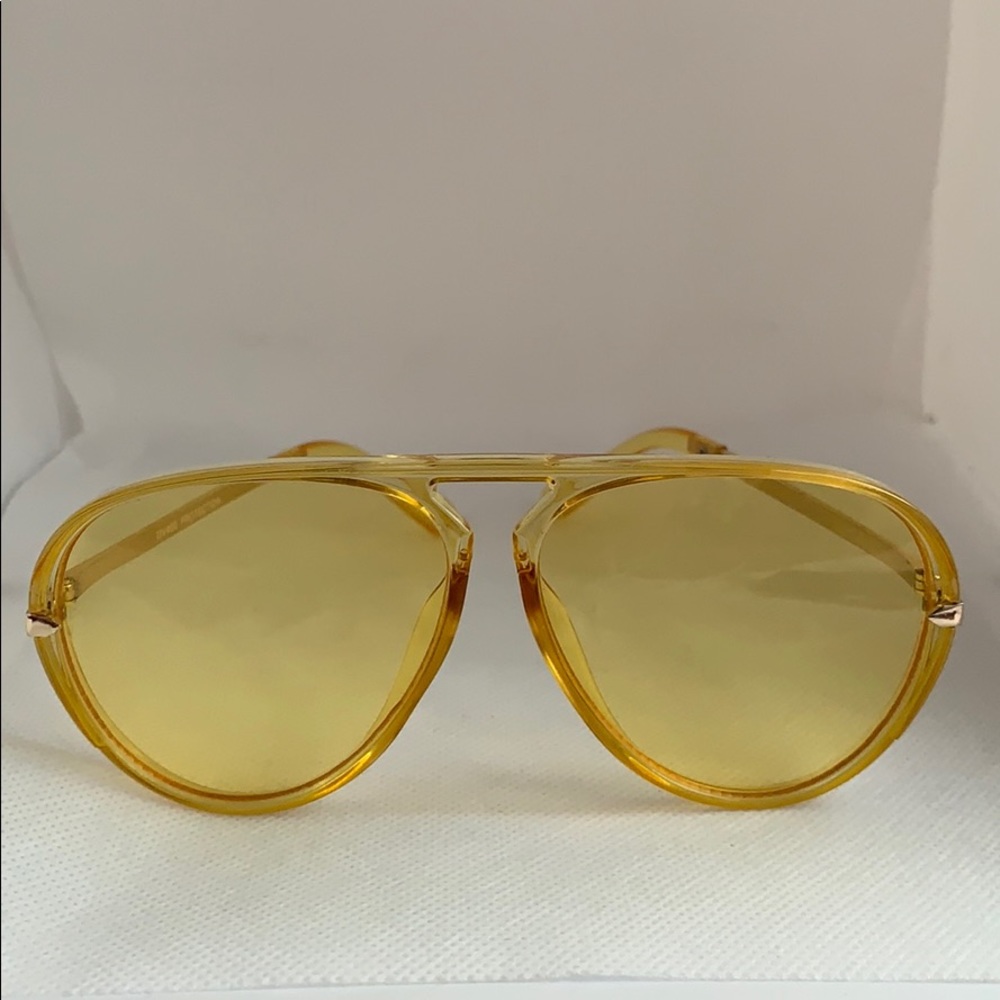 Women’s aviator sunglasses